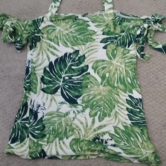 Green top - Picture 2 of 11